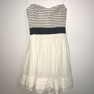 White/blue strapless dress